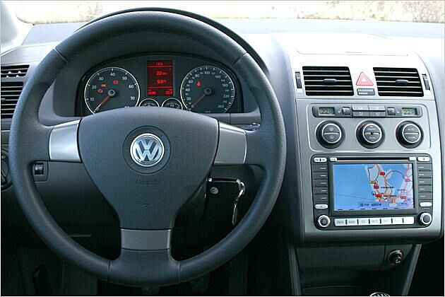 Gewohnte Kost: Das Cockpit des CrossTouran