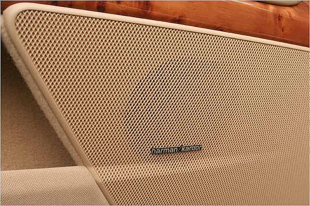 Musik erschallt aus Harman-Kardon-Boxen
