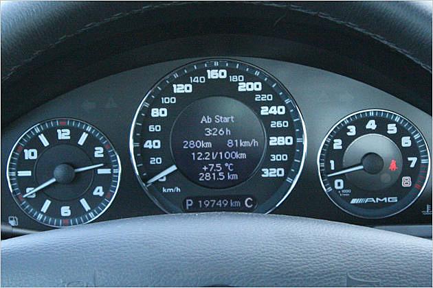 Klare Ansage: Die Tachoanzeige reicht bis 320 km/h