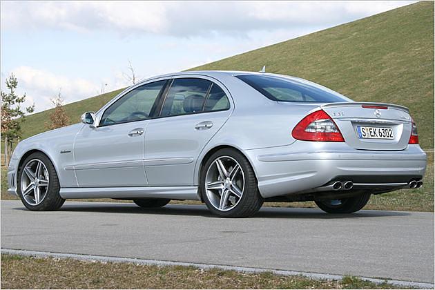 Durch Seitenschweller und Heckklappenspoiler wirkt der E63 AMG deutlich sportlicher