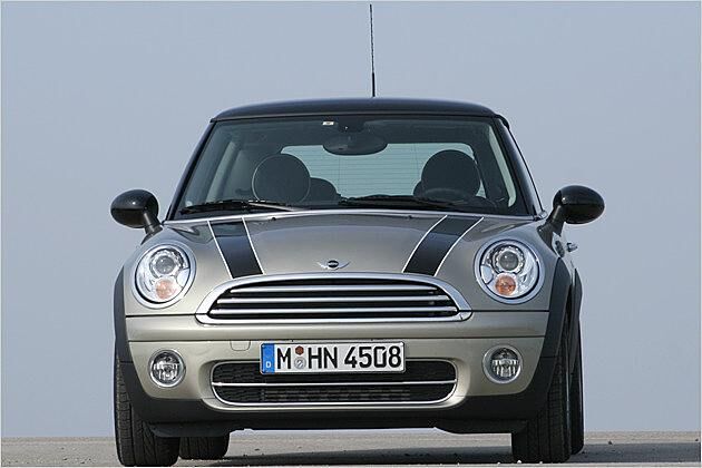 Die Motorhaubenstreifen kosten 80 Euro Aufpreis