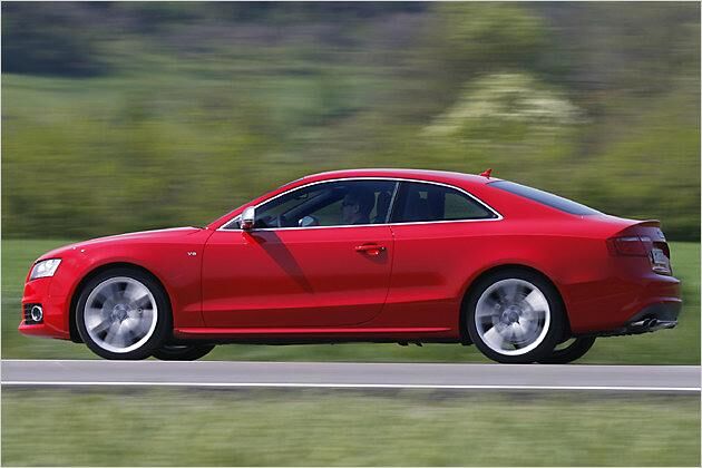 In der Seitenansicht zeigt sich ein sehr elegantes Coupé