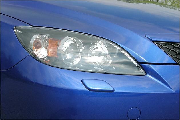 Klarer Blick: Die Scheinwerfer werfen mit Xenonlicht um sich