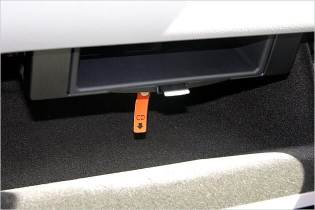 ... öffnet sich ein Staufach für CDs