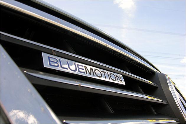 Hinweis zum Durchlesen: Das "BlueMotion"-Logo am Frontgrill des Passat
