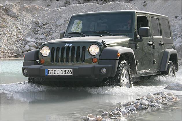 Auch im Wasser fühlt sich der Offroad-Ami pudelwohl