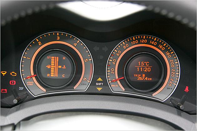 Schickes Cockpit mit zwei klassischen Rundinstrumenten