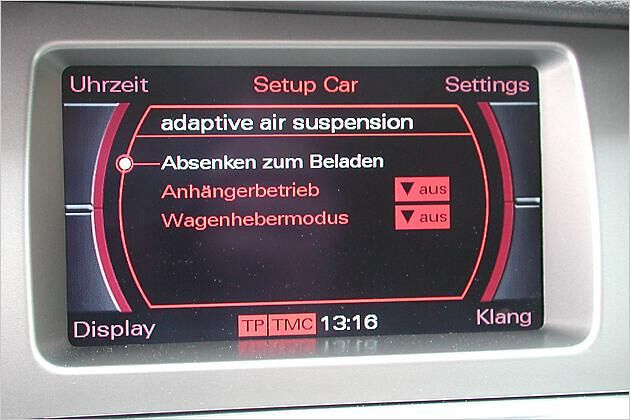 Das Heck kann per Knopfdruck zum Beladen abgesenkt werden