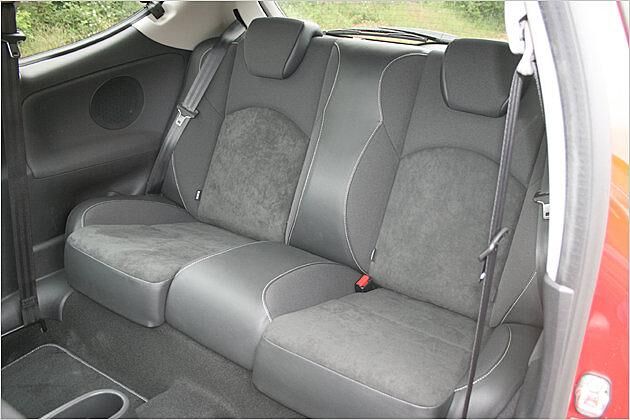 Selbst die Leder-Alcantara-Sitze im Fond sind konturiert