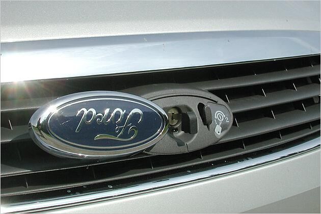 Die Motorhaube wird mit dem Schlüssel entriegelt