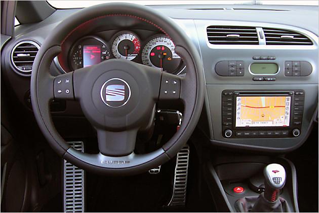 Beim Leon Cupra sitzt das Multifunktionsdisplay ganz links im Tachometerbrett