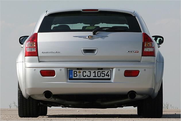 SRT8: Das Signet rechts verrät den Achtzylinder amerikanischen Zuschnitts