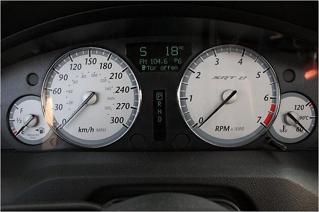 Der SRT8-Schriftzug taucht auch an den Instrumenten auf
