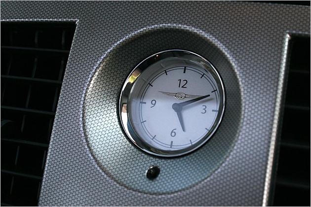Die kleine Uhr in der Mittelkonsole sieht gut aus