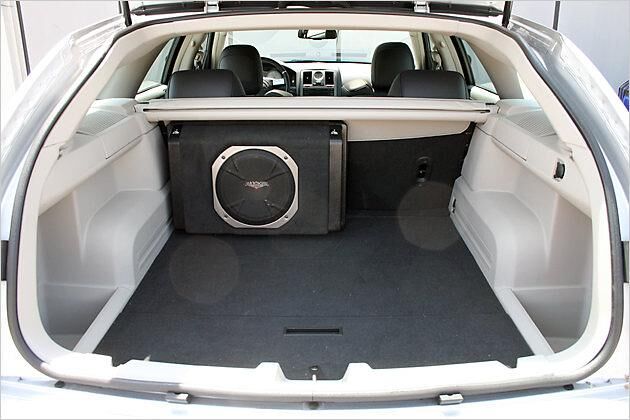 Der monströse Subwoofer verhindert, dass man den Laderaum richtig nutzen kann
