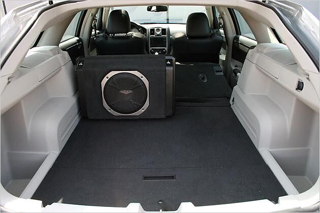 Mit dem Subwoofer lässt sich nur die eine Hälfte der Rücksitze umlegen