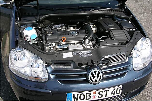 Kompakt und unscheinbar: Der neue TSI-Motor ist leicht und nimmt wenig Platz weg