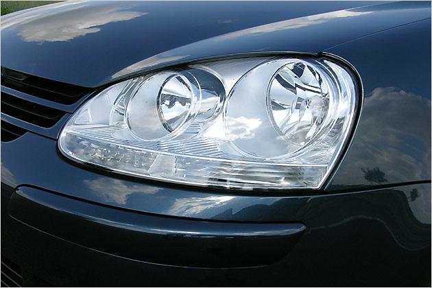 Beim Golf sorgen Klarglas-Scheinwerfer für Licht bei schlechter Sicht