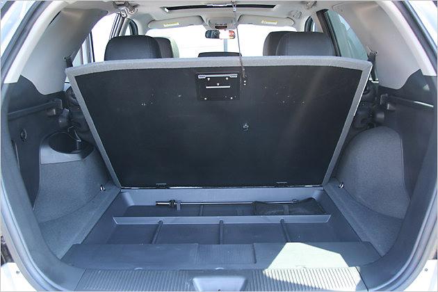 Unter dem Kofferraumboden verbirgt sich noch ein breites Staufach für Kleinigkeiten