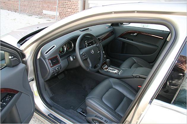 Serienmäßig sind die Sitze im V70 T6 mit Leder bezogen