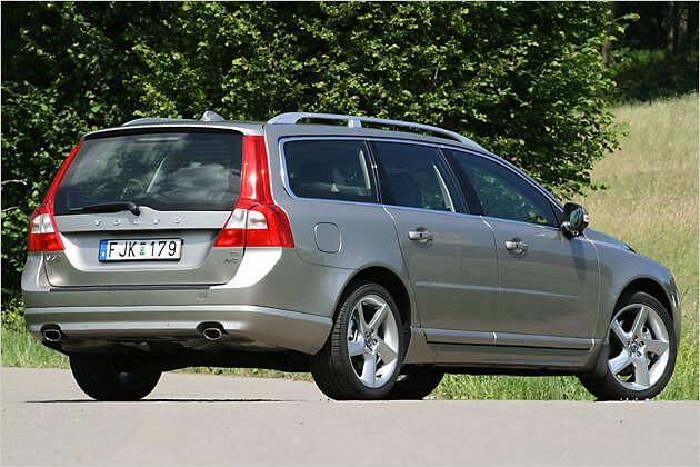 Die nach hinten leicht abfallende Dachlinie verleiht dem V70 eine dynamische Note