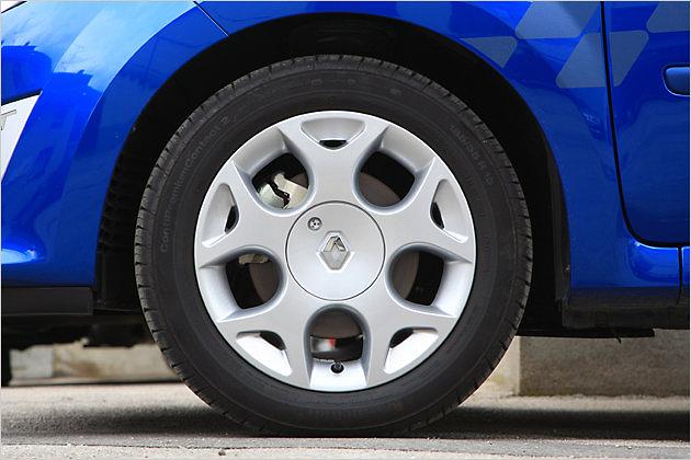 Außerdem hat der GT serienmäßig 15-Zoll-Alufelgen