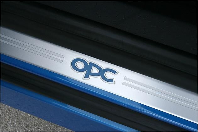 Selbst auf den Einstiegsleisten prangt das OPC-Logo