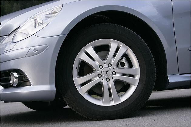 Alle V6-Modelle der R-Klasse werden mit 18-Zoll-Leichtmetallfelgen ausgerüstet
