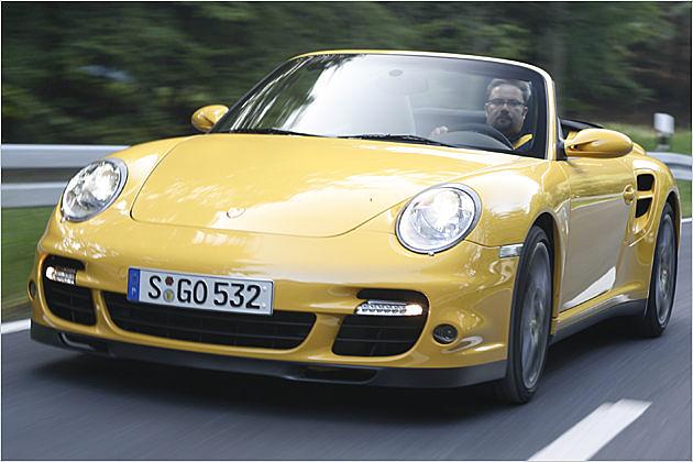 Der Offen-Porsche sprintet in kurzen vier Sekunden auf Tempo 100