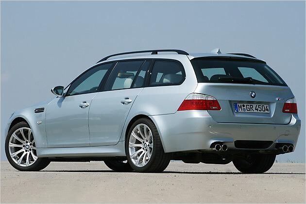 Vier Endrohre zieren das Heck des schnellen 5er