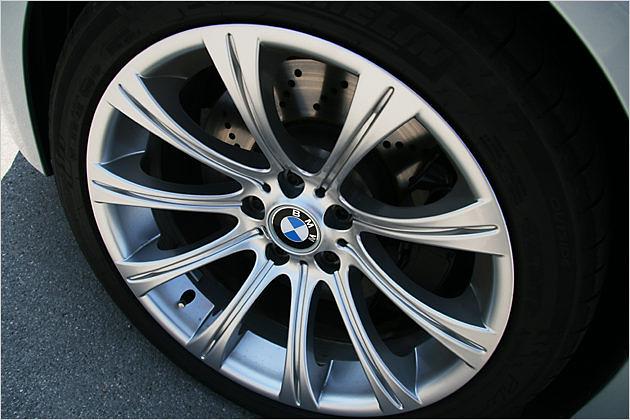 Die 19-Zoll-Räder lassen den M5 noch kraftvoller wirken