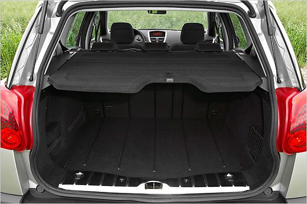 Unter der serienmäßigen Gepäckraumabdeckung ist Platz für 337 Liter Gepäck