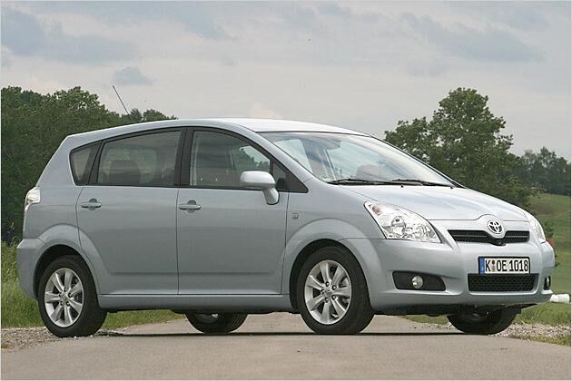 Der Kühlergrill ist typisch Toyota