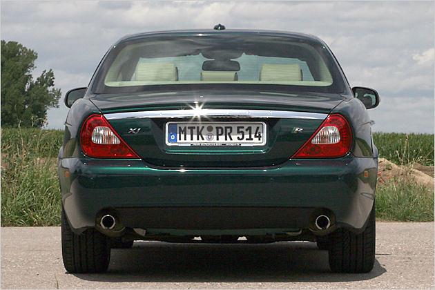 Die Hecklichtgestaltung verrät unverkennbar den Jaguar