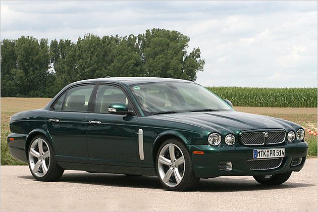Die über die Doppelscheinwerfer gewellte Motorhaube ist typisch für Jaguar