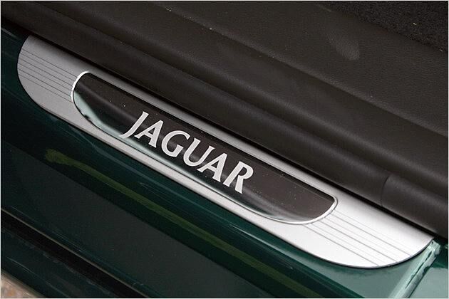 Auch die hinteren Einstiegsleisten schmücken sich mit einer Jaguar-Schwelle