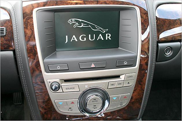 Der 7-Zoll-Touchscreen gehört zur Serienausstattung des XK 3.5