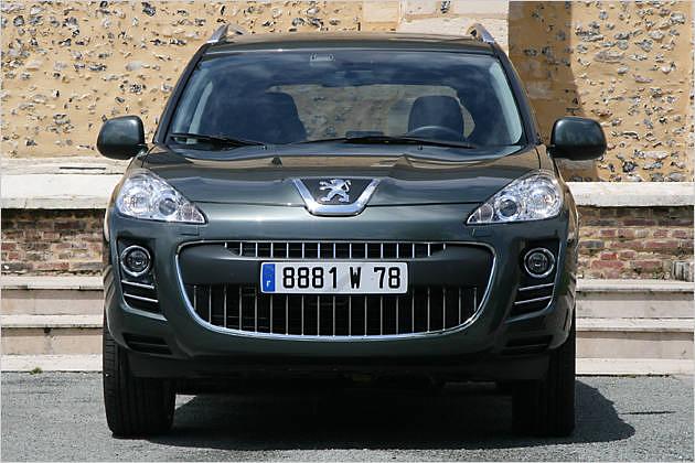 Mit seinem riesigen Kühlergrill gibt sich der 4007 als Peugeot zu erkennen