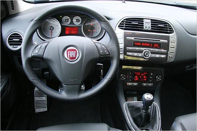 Innenraum der Sport-Version: Das rote Fiat-Logo ist auch hier dominant