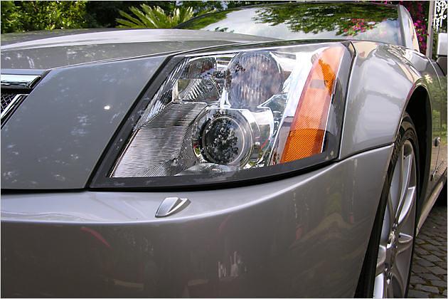Auch die Frontlichter des Cadillac XLR-V wirken eckig und markant