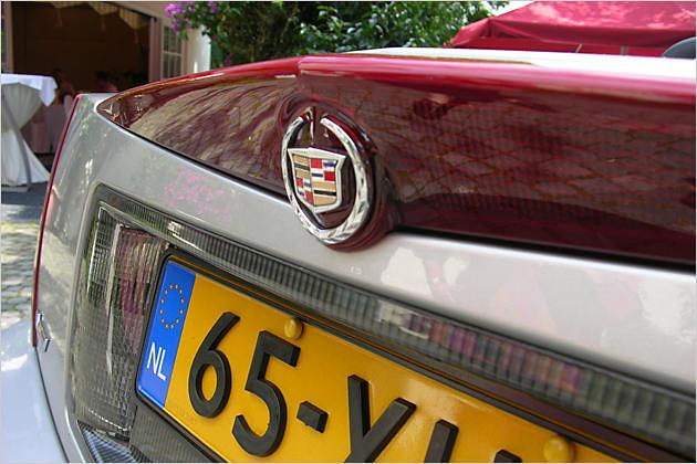 Stilelement: Die breite dritte Bremsleuchte mit Cady-Logo und Knick