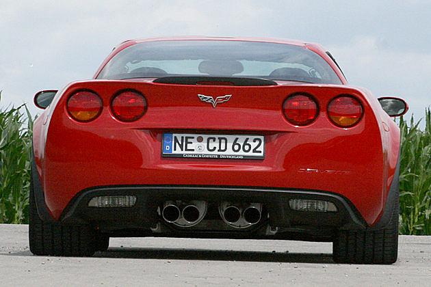 Auf der Hinterachse rollt die Corvette auf 325er-Reifen