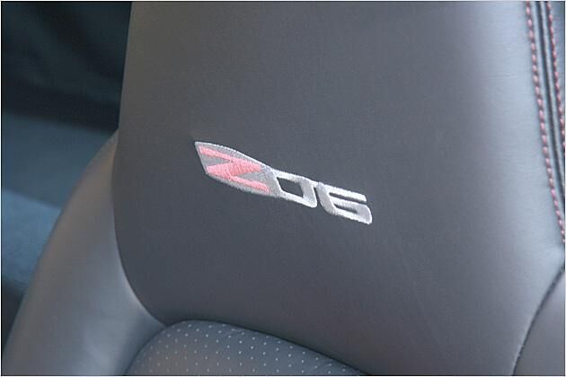 Auf den Kopfstützen steht es geschrieben: Sie sitzen in einer Corvette Z06