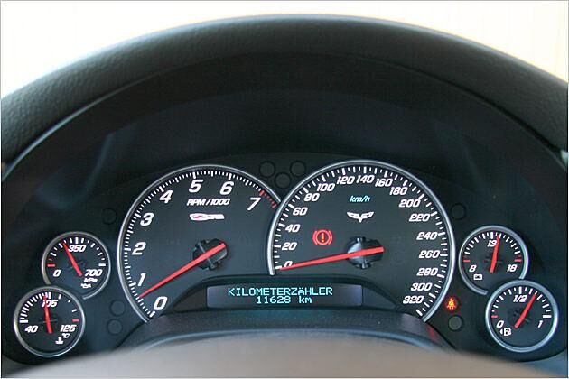 Der Tacho reicht bis 320 km/h