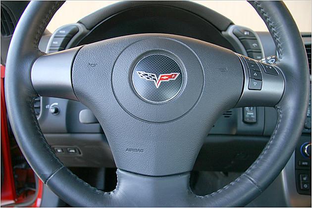 Auf dem Multifunktionslenkrad befindet sich mittig das Markensymbol von Corvette