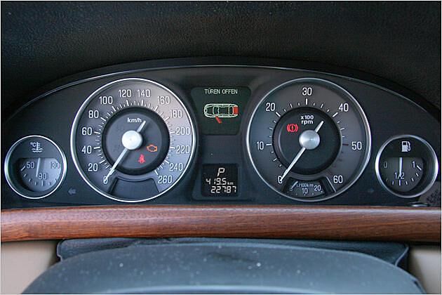 Vier Rundinstrumente und zwei Displays informieren den Fahrer umfassend