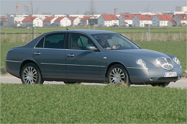 Trotz klassischer Stufenheck-Silhouette eine besondere Erscheinung: Der Lancia Thesis