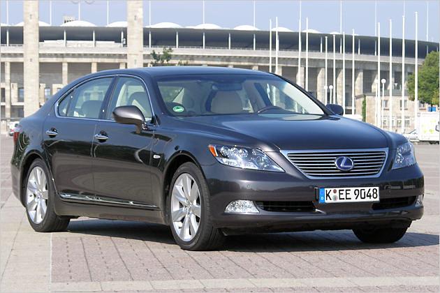 Ein bisschen böse kann er schon gucken: Der neue Lexus LS 600h L
