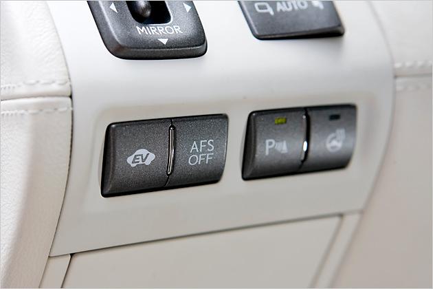 Der "EV"-Knopf sorgt für reinen Elektroantrieb, wenn die Batterie voll geladen ist