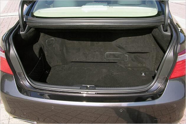 Das Kofferraumvolumen des LS 600h L liegt auf Kleinwagen-Niveau